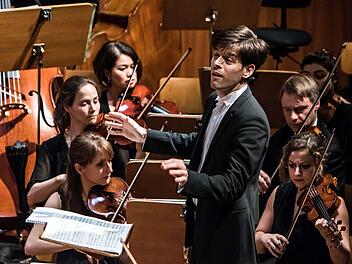 Unter Leitung seines neuen Ersten Kapellmeisters Johannes Braun beeindruckte das Philharmonische Orchester des Landestheater beim Konzert im Kongresshaus.Foto: Jochen Berger