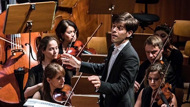 Unter Leitung seines neuen Ersten Kapellmeisters Johannes Braun beeindruckte das Philharmonische Orchester des Landestheater beim Konzert im Kongresshaus.Foto: Jochen Berger