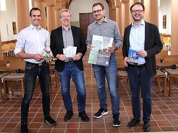 Michael Frohmader vom Museumsverein, Bürgermeister Klaus Schumann, Pfarrer Peter Söder und Gerald Fink (v. l.) präsentieren das Programm. Foto: Richard Sänger