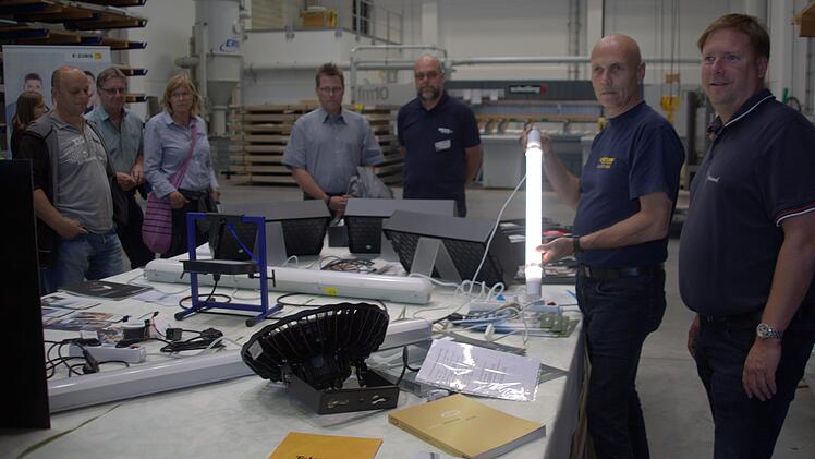 In einer Halle der Geiss AG demonstrierte Elektromeister Ralf Würstlein (Zweiter von rechts), wie sich mit richtiger Lichtsteuerung Energie sparen lässt. Von rechts: Kreishandwerkermeister Jens Beland, Würstlein, Geiss-Geschäftsführer Klaus-Dieter Welsch und Regionalmanager Stefan Hinterleitner. Foto: Bettina Knauth