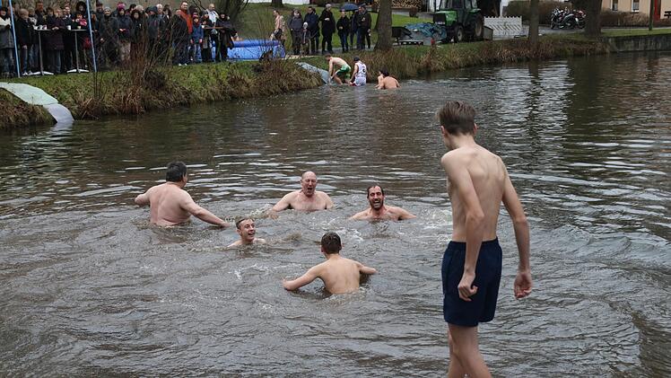 Neujahrsschwimmen 2019 in Stöppach. Foto: Michael Stelzner