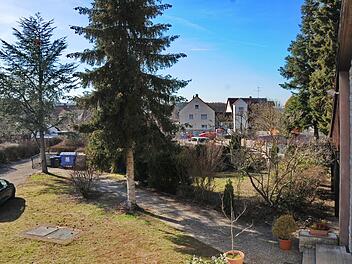 Im Hintergrund ist der alte Bauhof, der demnächst  in den neuen Standort am Rand von Langensendelbach umzieht. Der Platz  mit 4200 Quadratmetern wäre nach Ansicht der Räte prädestiniert für eine  Seniorenwohnanlage mit Tagespflege. Foto: Karl Heinz Wirth