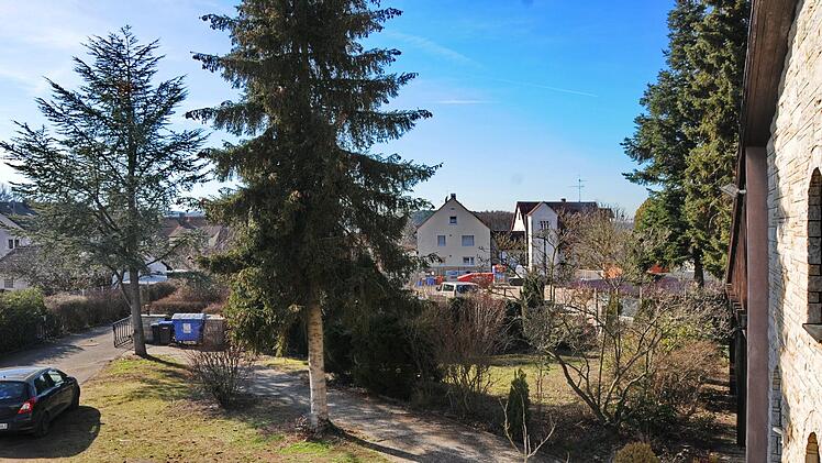 Im Hintergrund ist der alte Bauhof, der demnächst  in den neuen Standort am Rand von Langensendelbach umzieht. Der Platz  mit 4200 Quadratmetern wäre nach Ansicht der Räte prädestiniert für eine  Seniorenwohnanlage mit Tagespflege. Foto: Karl Heinz Wirth