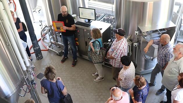 Braumeister Bernd Weibbrecht erläutert den interessierten Besuchern, wie aus Malz, Hopfen und Hefe Bier wird.Foto: Katrin Geyer