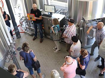 Braumeister Bernd Weibbrecht erläutert den interessierten Besuchern, wie aus Malz, Hopfen und Hefe Bier wird.Foto: Katrin Geyer