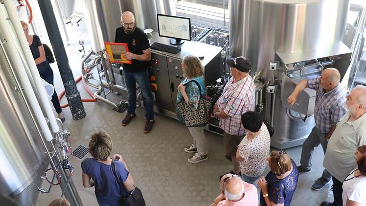 Braumeister Bernd Weibbrecht erläutert den interessierten Besuchern, wie aus Malz, Hopfen und Hefe Bier wird.Foto: Katrin Geyer