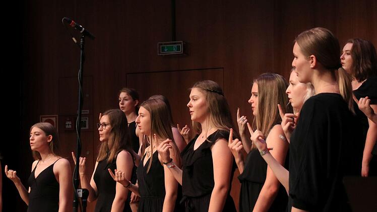 Sehr überzeugende Leistungen boten die Chöre und Instrumentalensembles des Gymnasiums Albertinum bei der sommerlichen Serenade vor zahlreichen Zuhörern im Coburger Kongresshaus Rosengarten.Foto: Jochen Berger