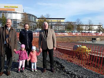 Die HUK Coburg baut den Kindergarten, die evangelisch-lutherische Gesamtkirchengemeinde betreibt ihn, die Stadt ist froh drum und die Kinder können sich freuen (von links): Klaus-Jürgen Heitmann, Sprecher der HUK-Vorstände, Rainer Mattern, Geschäftsführer der Gesamtkirchengemeinde, Oberbürgermeister Norbert Tessmer mit Caja und Luisa. Foto: Simone Bastian