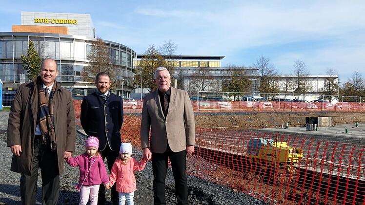 Die HUK Coburg baut den Kindergarten, die evangelisch-lutherische Gesamtkirchengemeinde betreibt ihn, die Stadt ist froh drum und die Kinder können sich freuen (von links): Klaus-Jürgen Heitmann, Sprecher der HUK-Vorstände, Rainer Mattern, Geschäftsführer der Gesamtkirchengemeinde, Oberbürgermeister Norbert Tessmer mit Caja und Luisa. Foto: Simone Bastian