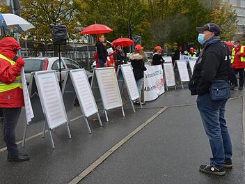 Rednerin Ismene Bialkowski vor den Plakaten mit den Kreuzen: So geht man mit Menschen nicht um.  Fotos: Bernhard Panzer