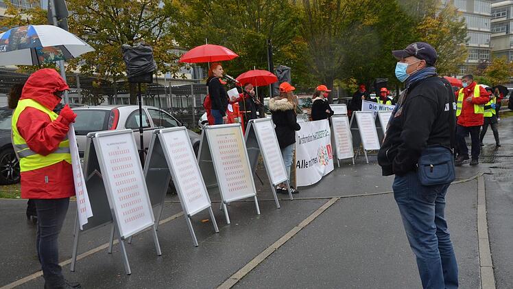 Rednerin Ismene Bialkowski vor den Plakaten mit den Kreuzen: So geht man mit Menschen nicht um.  Fotos: Bernhard Panzer