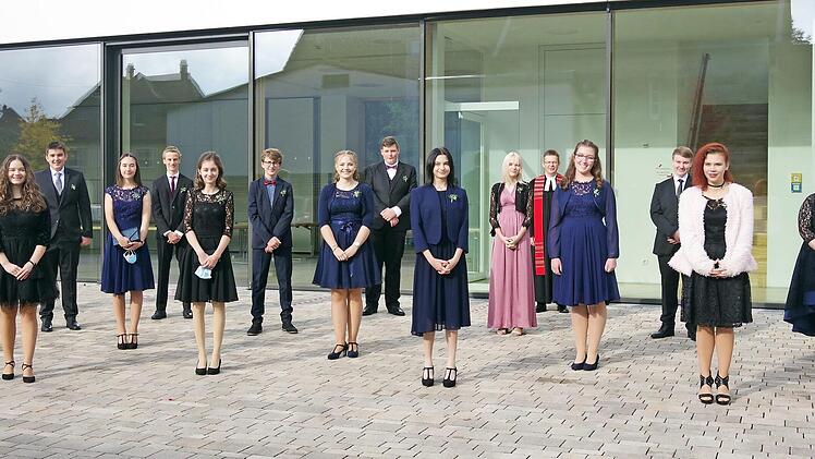 Am Samstag und Sonntag feierten insgesamt 23 junge evangelische Christen in der Christuskirche in Kronach Konfirmation. Die Bilder zeigen sie jeweils mit Pfarrer Achim Gerber sowie Gemeindediakon Matthias Bär.  Fotos: Heike Schülein