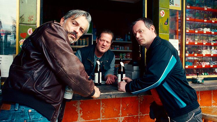 Kein Geld, keine Frauen und auch sonst ist wenig los in ihrem Leben: Guido (Alexander Wipprecht, links), Hajo (Aurel Manthei, Mitte) und Thorsten (Johannes Allmayer) verbringen ihre gesamte Freizeit bei Bier und Schn&auml;psen an einem Frankfurter Kiosk.