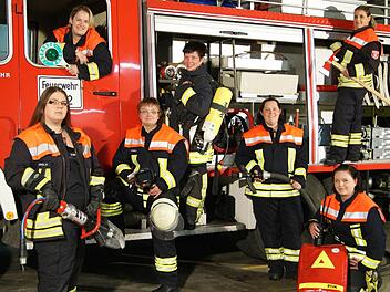 Sie sind eine schlagfertige Truppe, die "Fireangels" der Feuerwehr Steinwiesen. Die Damenmannschaft besteht aus der Kommandantin Kerstin May (kniend unten rechts), sowie den jungen Frauen Linda Geiger (Führerhaus), die als "Nanny" bei Einsätzen für die Kinderbetreuung im Feuerwehrhaus zuständig ist, Maria Wrobel, Bettina Klinger, Kerstin Ströhlein, Kathrin Gremer-Schneider und Melanie Feulner (von links). Auf dem Bild fehlt Vivian Stöcker. Foto: Andreas Porzel