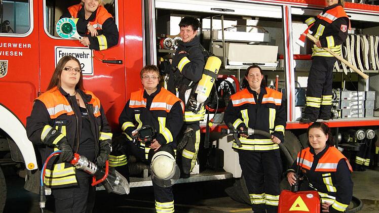 Sie sind eine schlagfertige Truppe, die "Fireangels" der Feuerwehr Steinwiesen. Die Damenmannschaft besteht aus der Kommandantin Kerstin May (kniend unten rechts), sowie den jungen Frauen Linda Geiger (Führerhaus), die als "Nanny" bei Einsätzen für die Kinderbetreuung im Feuerwehrhaus zuständig ist, Maria Wrobel, Bettina Klinger, Kerstin Ströhlein, Kathrin Gremer-Schneider und Melanie Feulner (von links). Auf dem Bild fehlt Vivian Stöcker. Foto: Andreas Porzel