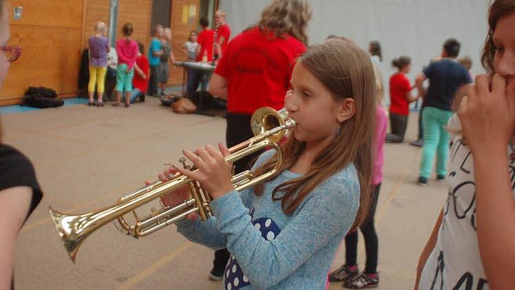 Gabriele Hinzer (zehn Jahre) probiert sich an der Trompete. Foto: Sophie Arnold