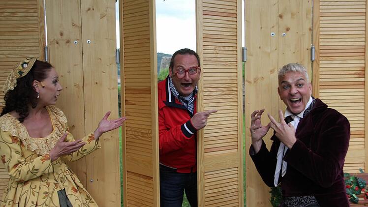 Faust-Festspiele-Intendant Daniel Leistner und Heidemarie Wellmann haben sich über das Lob das Lob von Volker Heißmann (Mitte) sehr gefreut.  Foto: Mariell Dörrschmidt