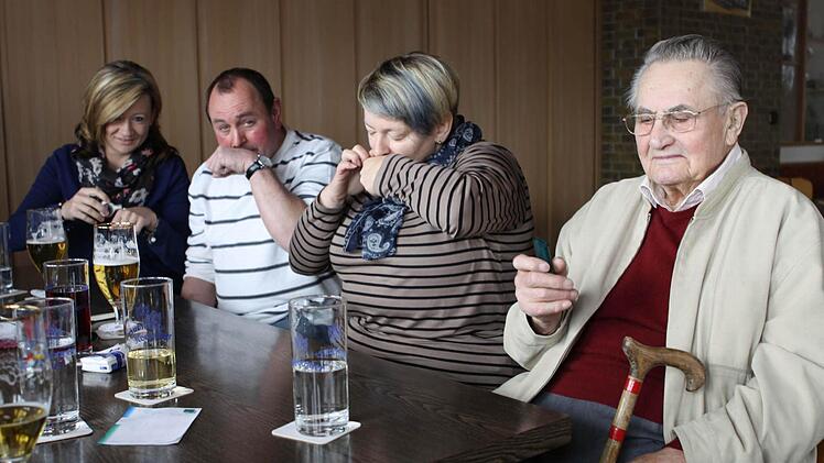 Sie wollen die gute alte Prise Schnupftabak wieder einführen (von rechts: Ehrenvorsitzender Josef Stark, die neue Vorsitzende Elke Sander-Rosenbaum, Zweiter Vorsitzender Gerhard Barnickel und Schatzmeisterin Sandra Pfeufer.  Foto: Michael Wunder
