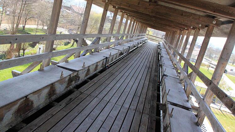 Ganz oben sieht es in den Gradiwerwerken so aus: Links und rechts sind die abgedeckten Holzrinnen, durch die das salzhaltige Wasser gleichmäßig auf die Schwarzdornwände darunter verteilt wird, wo das Wasser verdunstet und das Salz an die Luft abgibt. Fotos: Matthias Einwag