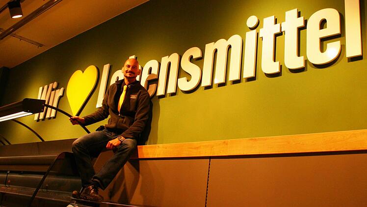 Erst kurz vor der Eröffnung werden die Frischetheken bestückt.