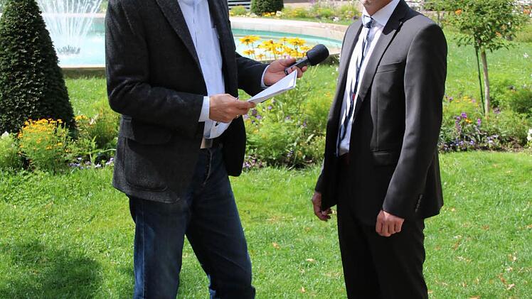 Interview-Termin in malerischer Atmosphäre: Redakteur Ralf Ruppert (von links) traf sich mit Kurdirektor Frank Oette im Kurgarten. Foto: Sebastian Elsässer
