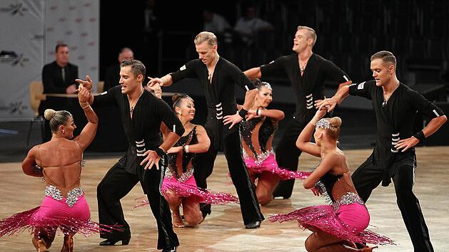 Die A-Mannschaft vom Gr&uuml;n-Gold-Club Bremen gewann die deutsche Meisterschaft Latein mit ihrer Choreographie "Noices, Voices & Melodies". Fotos: sportpress