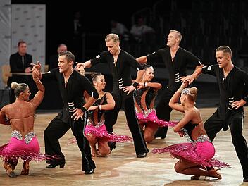 Die A-Mannschaft vom Gr&uuml;n-Gold-Club Bremen gewann die deutsche Meisterschaft Latein mit ihrer Choreographie "Noices, Voices & Melodies". Fotos: sportpress