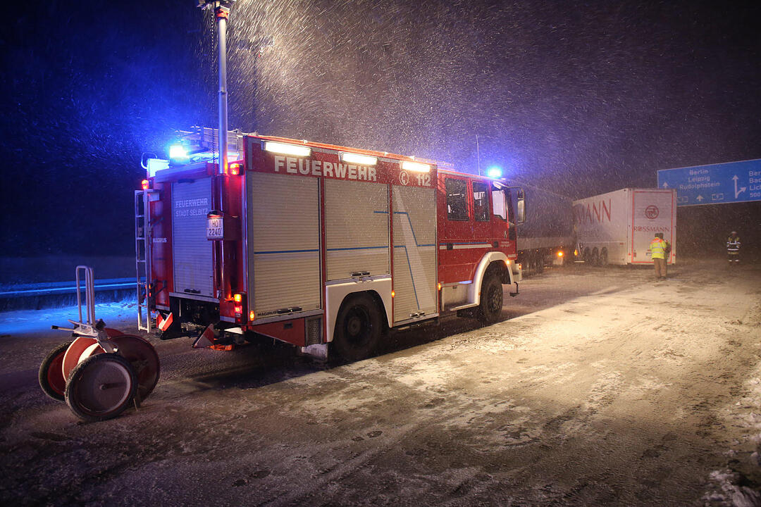 Lkw prallt auf A9 in Unfallstelle