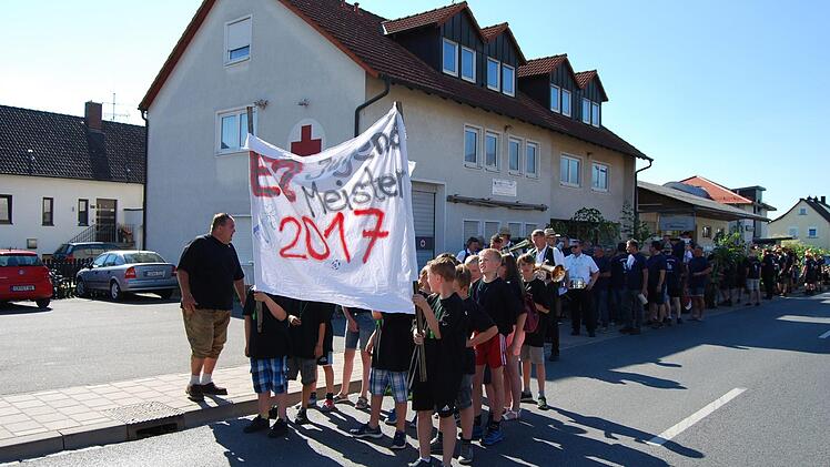 Die E7 wurde Meister ihrer Klasse und begleitete den Baum in die Dorfmitte. Foto: Gerhard Hoch