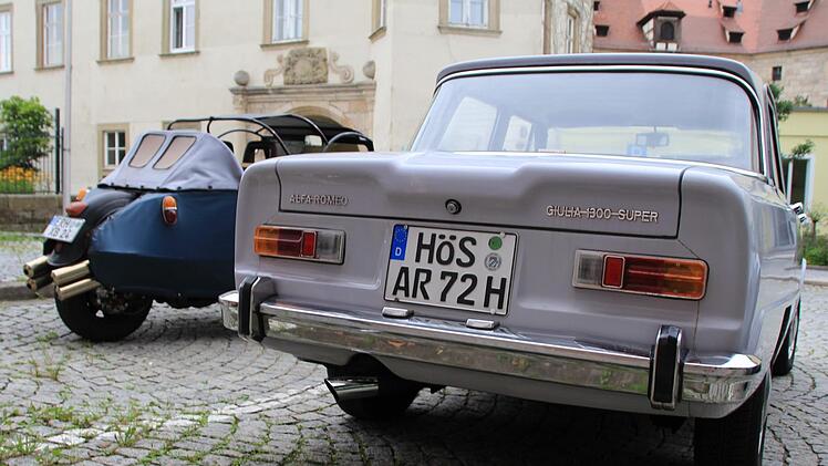 Die Heckansichten des Velorex 350 (links) und des Alfa Giulia Super 1300. Foto: Andreas Dorsch