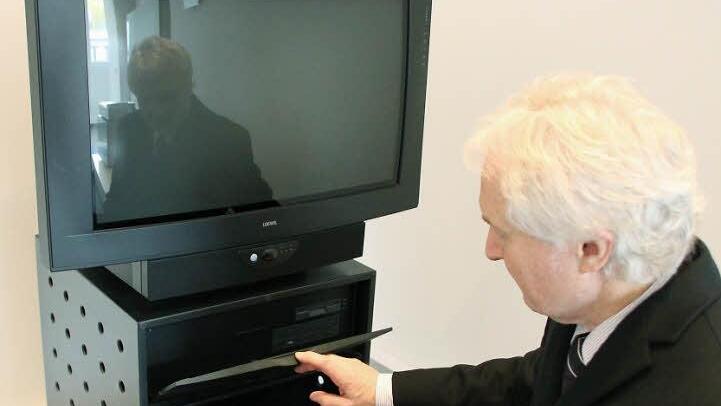 Loewe-Pressesprecher Roland Raithel zeigt den Xelos. Dabei handelt es sich 1995 um den ersten Fernseher, mit dem man im Internet surfen konnte. Im Rack war ein  Computer eingebaut, der über eine Infrarot-Tastatur bedient werden konnte.Alexander Löffler