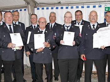 Die geehrten Feuerwehrkameraden für 25 und 40 Jahre aktiven Dienst mit Bürgermeister Torsten Gunselmann, Landrat Hermann Ulm sowie Kreisbrandrat Oliver Flake, Kreisbrandmeister Johannes Schmitt und Kreisbrandmeister Harald Kraus Foto: Mathias Erlwein