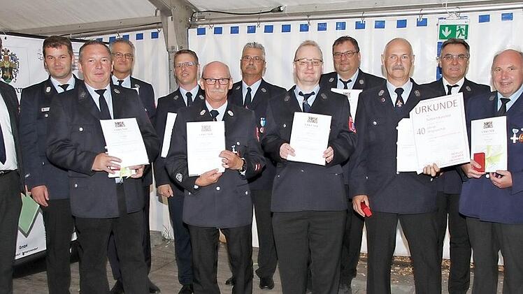 Die geehrten Feuerwehrkameraden für 25 und 40 Jahre aktiven Dienst mit Bürgermeister Torsten Gunselmann, Landrat Hermann Ulm sowie Kreisbrandrat Oliver Flake, Kreisbrandmeister Johannes Schmitt und Kreisbrandmeister Harald Kraus Foto: Mathias Erlwein