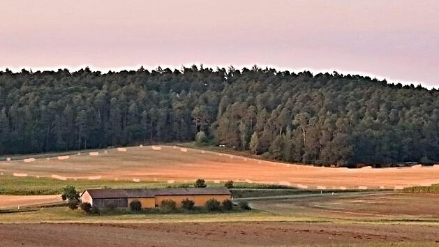 Auf der gelbbraunen Fl&auml;che im Hintergrund, entlang des Waldrandes, soll der Solarpark "D&uuml;rrenried II" entstehen, der in dem Dorf f&uuml;r Aufregung sorgt.Helmut Will