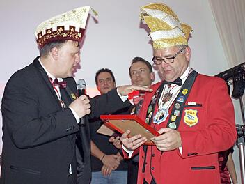 Aus der Hand von Axel Hübner (li.) erhält Zweiter Präsident Jürgen Deuerling den "Till von Franken" in Silber.  Fotos: Susanne Deuerling