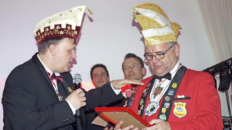 Aus der Hand von Axel Hübner (li.) erhält Zweiter Präsident Jürgen Deuerling den "Till von Franken" in Silber.  Fotos: Susanne Deuerling