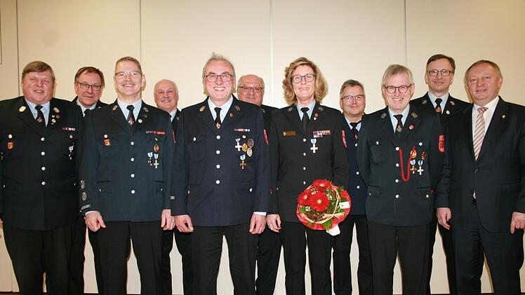 Zusammen 360 Jahre aktiven Dienst leisteten bisher Frank Wehner (von links), Kreisbrandrat Benno Metz, Günter Kessler, Andreas Kleinhenz, Jürgen Schreiner, Günter Voll, Birgit Below, Siegfried Schramm, Kurt Manger und Norbert Wenzel. Daneben Landrat Thomas Bold. Gabi Sell