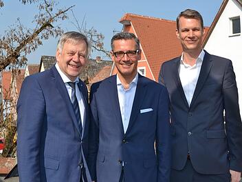Bei der CSU in Schwabach ist man zufrieden. Der neue Oberbürgermeister-Kandidat heißt Michael Fraas. Derzeit ist er noch als Wirtschaftsreferent in Nürnberg tätig. Von links: Karls Freller, Michael Fraas, Matthias Thürauf. Foto: Nikolas Pelke