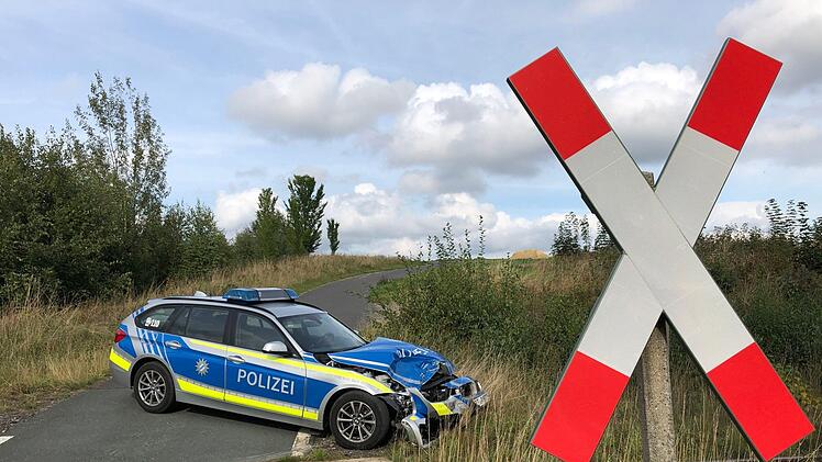 Bei einem Unfall an einem oberfränkischen Bahnübergang ist am Dienstagnachmittag eine Polizeibeamtin verletzt worden. Fotos: News5/Fricke