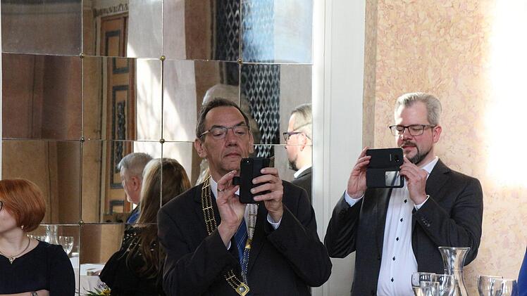Am Rande des Empfangs: Dritter Bürgermeister Thomas Nowak und Intendant Bernhard Loges dokumentieren den Moment. Foto: Simone Bastian