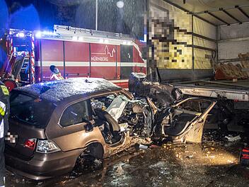 In der S&uuml;dstadt von N&uuml;rnberg ist eine 21-j&auml;hrige Frau mit ihrem BMW gegen einen geparkten Lkw gerast. Drei Frauen wurden verletzt, davon eine lebensgef&auml;hrlich.