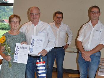 Sie sind die neuen Ehrenmitglieder im SV Aura (von links): Annette Sauer und Günther Sauer. Mit im Bild Jürgen Stumpf (Ehrenamtsbeauftragter) und Ulli Kaiser (1. Vorsitzender).