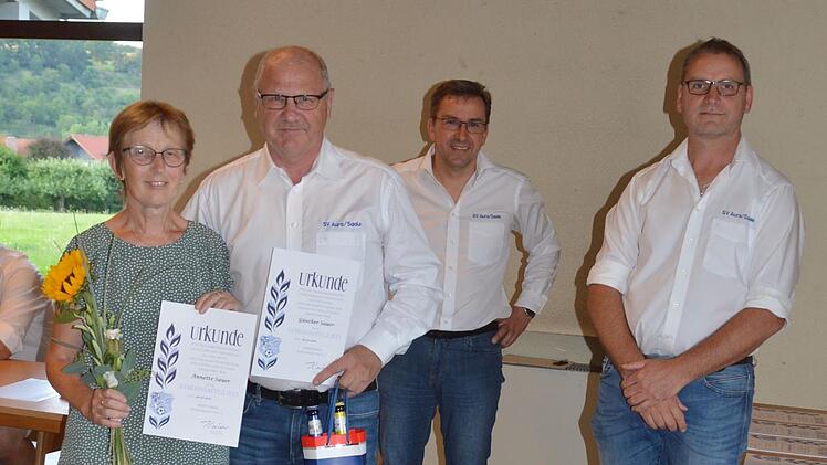 Sie sind die neuen Ehrenmitglieder im SV Aura (von links): Annette Sauer und Günther Sauer. Mit im Bild Jürgen Stumpf (Ehrenamtsbeauftragter) und Ulli Kaiser (1. Vorsitzender).