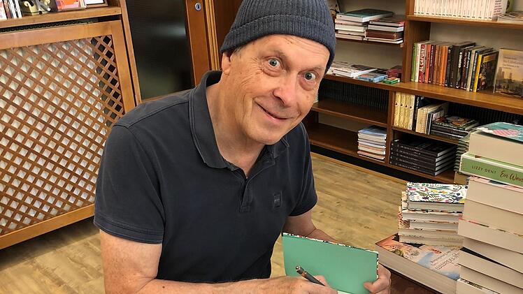 Autor Rainer Haak (75) beim Signieren seines neuen Buches in der Buchhandlung "seitenweise"