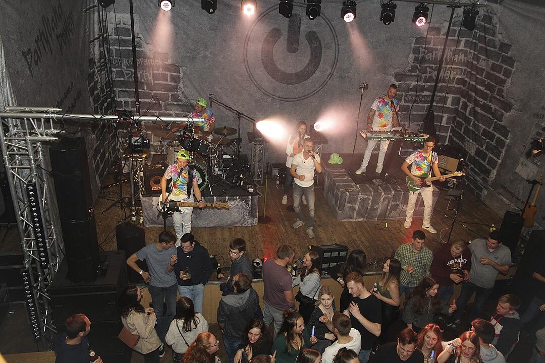 Die Partyband "Power" heizte ordentlich ein.