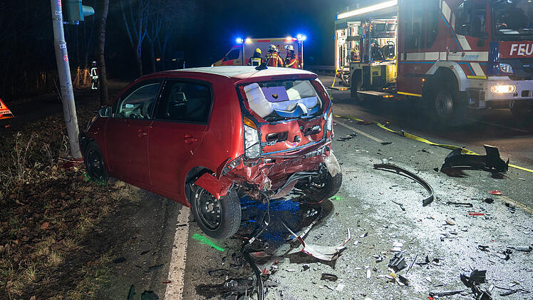 Rabiater Fahrer rast auf B470 im Kreis Forchheim in stehendes Auto