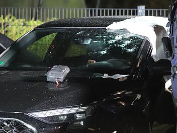 Er sa&szlig; im Auto: 36-J&auml;hriger in K&ouml;ln angeschossen