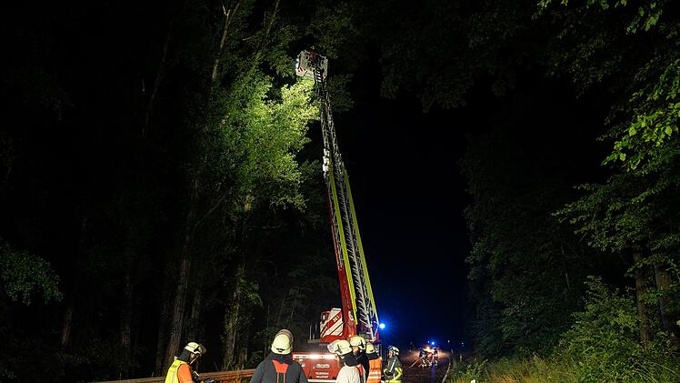 Sturmsch&auml;den bei D&ouml;rfleins: Feuerwehr muss mit Drehleiter ausr&uuml;cken