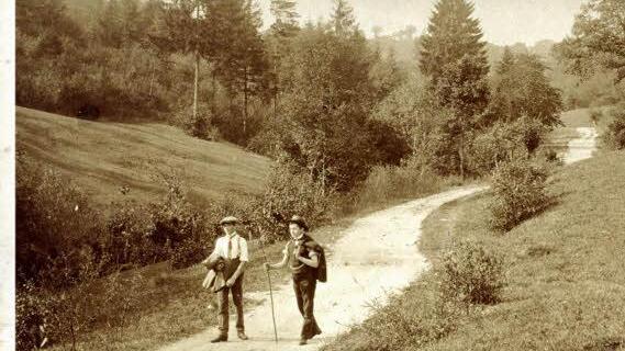 Heute ist die Eschlipper Straße in Ebermannstadt eine ausgebaute Autostraße, bis in die 50er-Jahre des letzten Jahrhunderts war sie nur ein unbefestigter Weg.