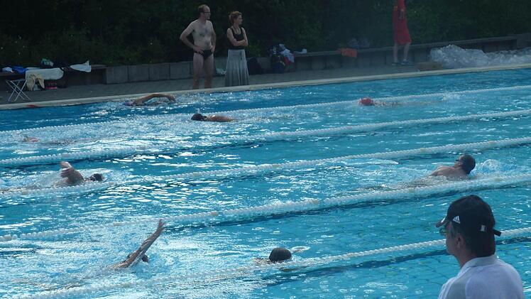 Marathon-Schwimmen zum Abschluss des Tages.